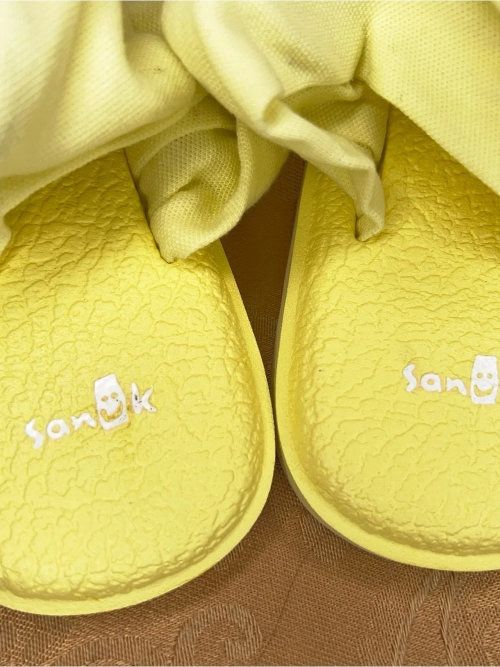 Size 9 Sanuk Yellow Nwot Sandals Soft Straps Comfy Beach Comfort Vacation